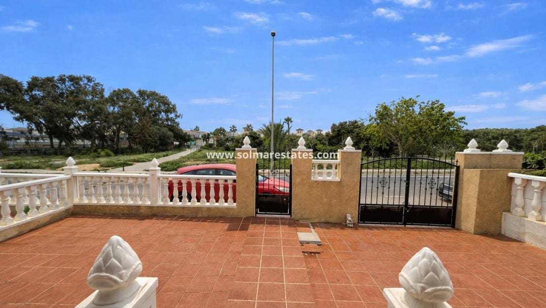 Casa de 3 habitaciones en Cabo Roig en venta con piscina - 220.000 € (Ref: 9769076)