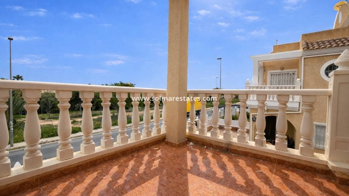 Casa de 3 habitaciones en Cabo Roig en venta con piscina - 220.000 € (Ref: 9769076)