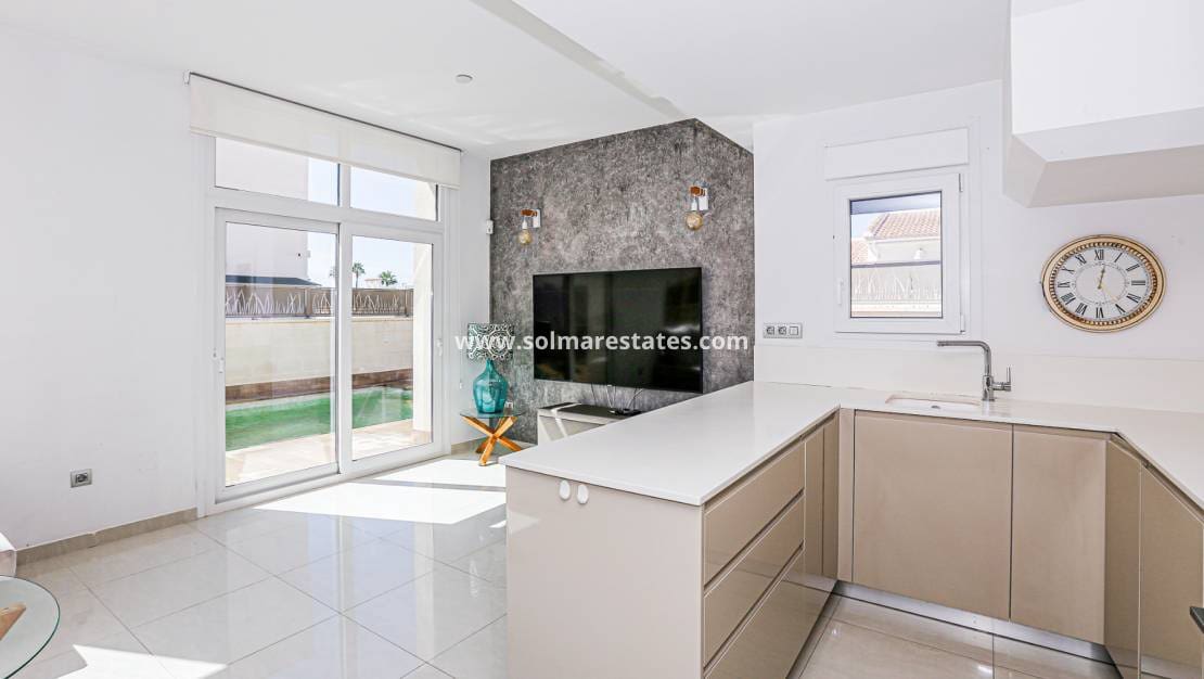 3 soveværelse Villa til salg i Dona Pepa med swimmingpool - € 550.000 (Ref: 9776904)