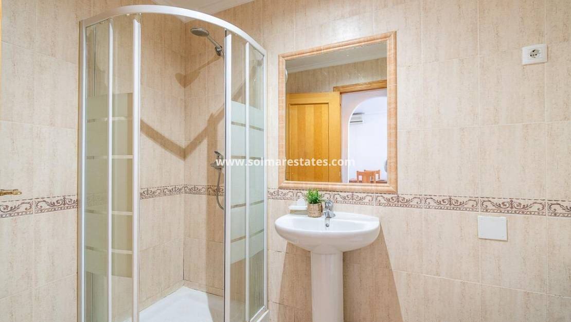 2 soveværelse Lejlighed til salg i Villamartin med swimmingpool - € 169.000 (Ref: 9776905)