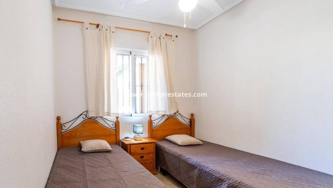 2 soveværelse Lejlighed til salg i Villamartin med swimmingpool - € 169.000 (Ref: 9776905)