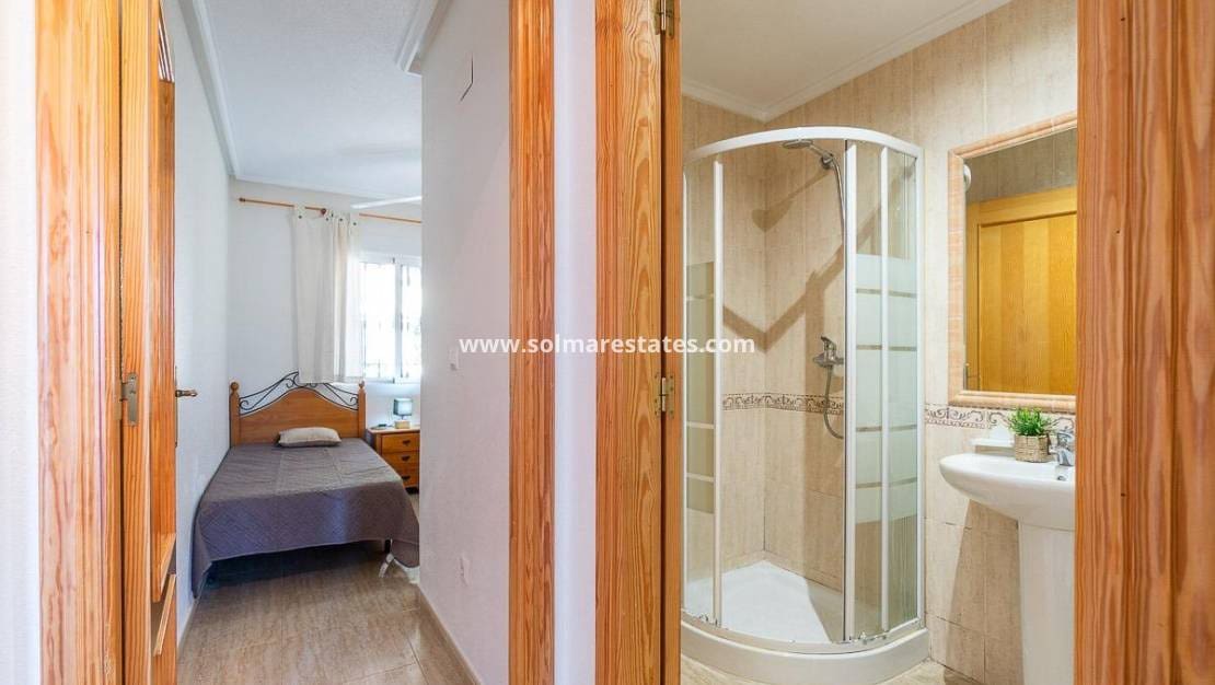 2 soveværelse Lejlighed til salg i Villamartin med swimmingpool - € 169.000 (Ref: 9776905)