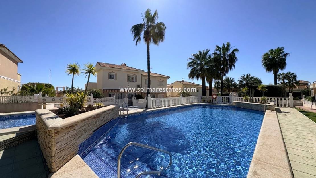 2 quarto Casa em Banda para venda em Dona Pepa com piscina - 185 000 € (Ref: 9776907)