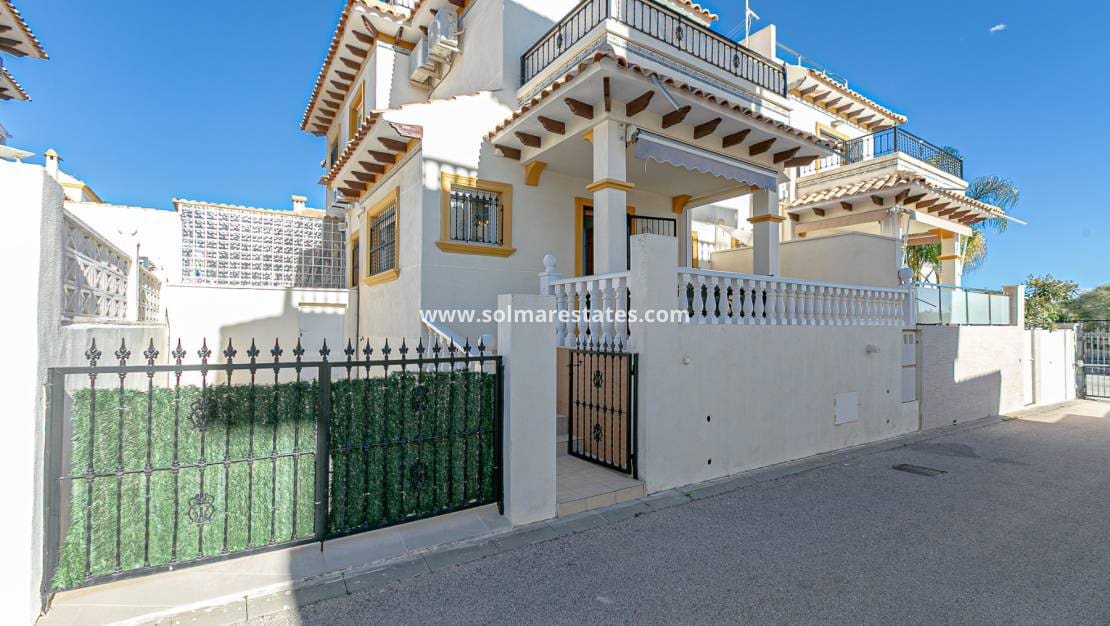 3 chambre Maison de Ville à vendre à Playa Flamenca avec piscine - 224 500 € (Ref: 9776909)