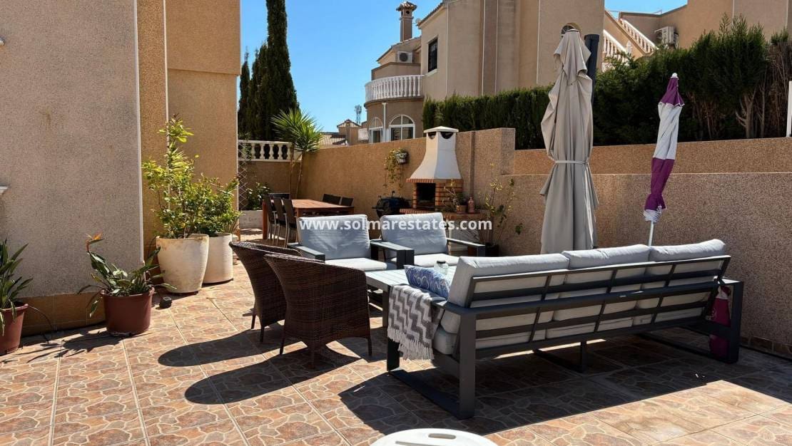 3 bedroom Semi-detached Villa for sale in Villamartin with pool - € 249,950 (Ref: 9776910)