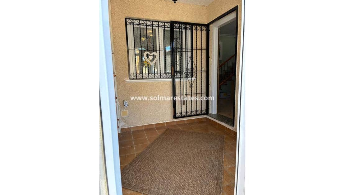 3 bedroom Semi-detached Villa for sale in Villamartin with pool - € 249,950 (Ref: 9776910)