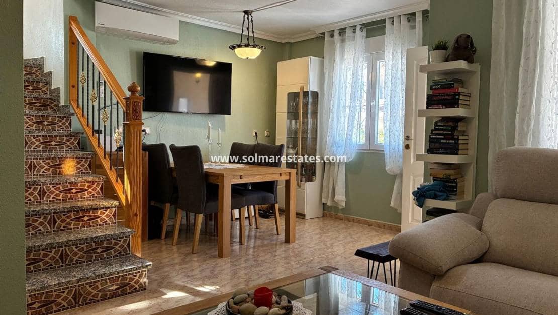 3 bedroom Semi-detached Villa for sale in Villamartin with pool - € 249,950 (Ref: 9776910)