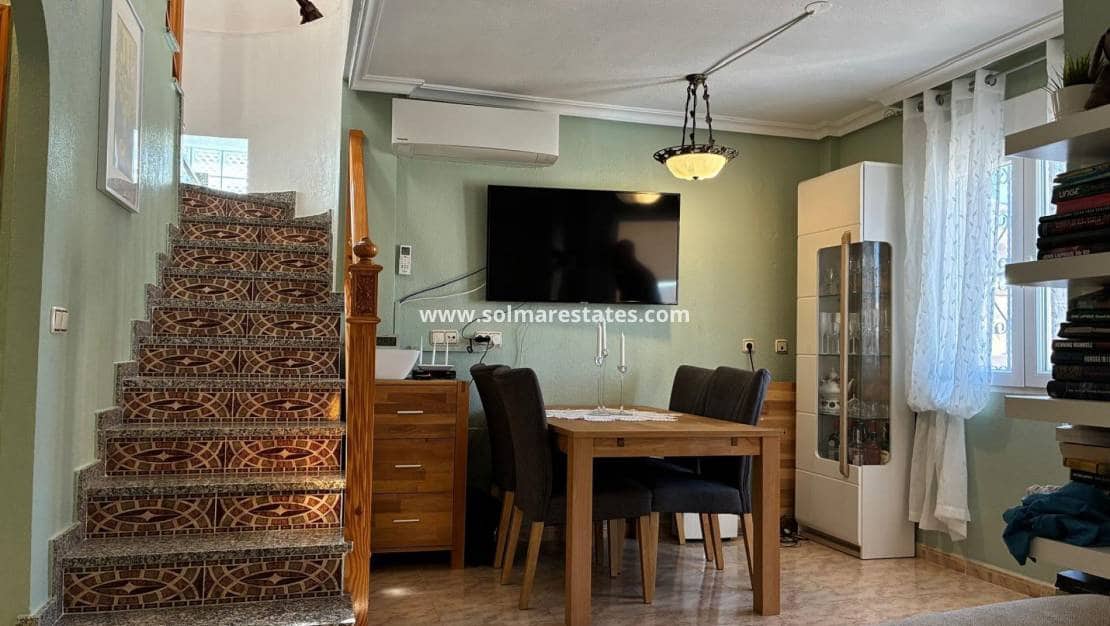 3 bedroom Semi-detached Villa for sale in Villamartin with pool - € 249,950 (Ref: 9776910)
