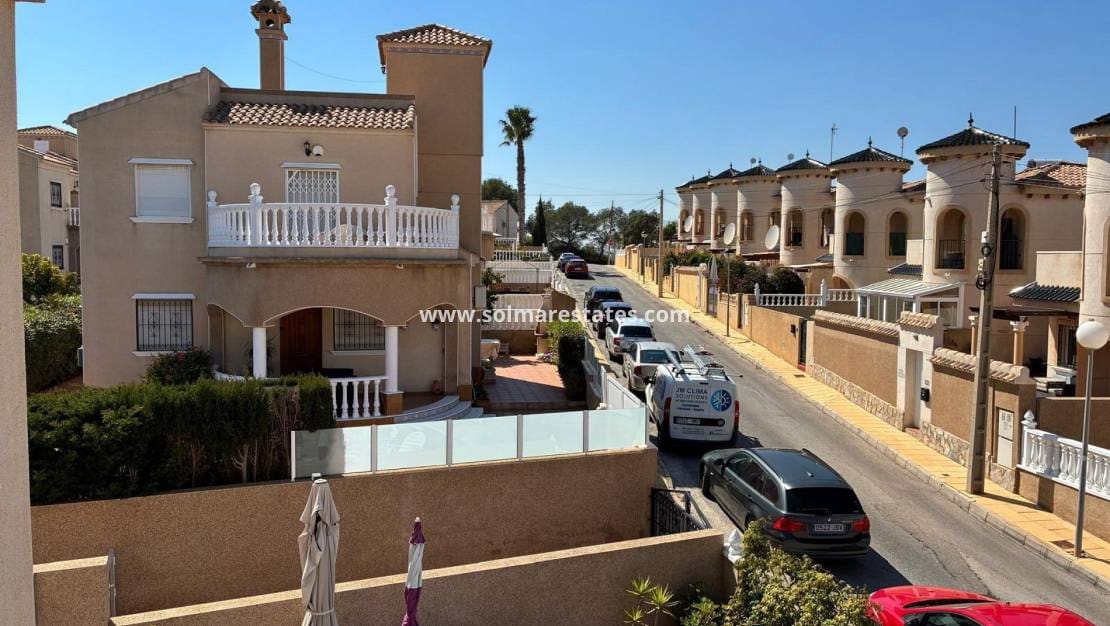 3 bedroom Semi-detached Villa for sale in Villamartin with pool - € 249,950 (Ref: 9776910)