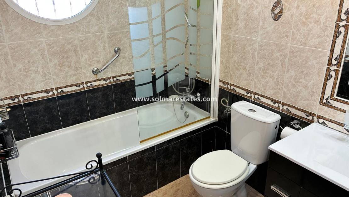 3 bedroom Semi-detached Villa for sale in Villamartin with pool - € 249,950 (Ref: 9776910)