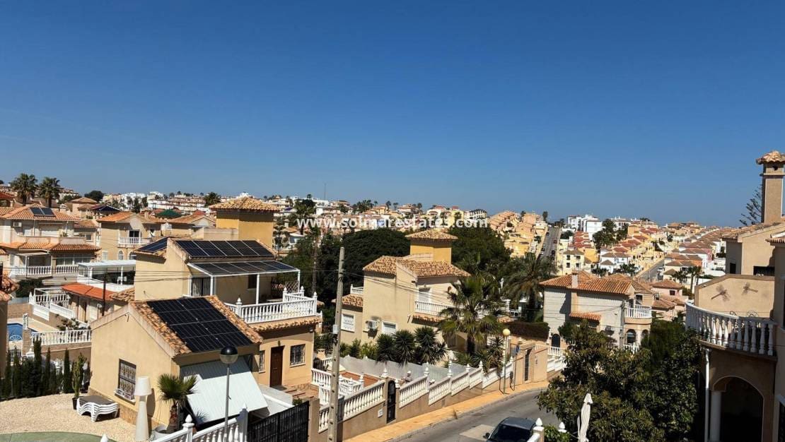 3 bedroom Semi-detached Villa for sale in Villamartin with pool - € 249,950 (Ref: 9776910)