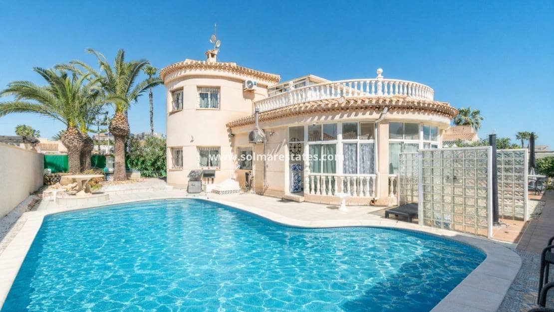 3 soveværelse Villa til salg i Playa Flamenca med swimmingpool - € 640.000 (Ref: 9778416)