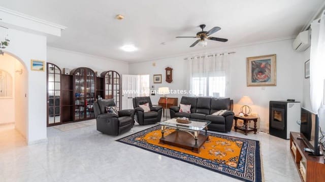 3 soveværelse Villa til salg i Playa Flamenca, Orihuela med swimmingpool - € 640.000 (Ref: 9778416)