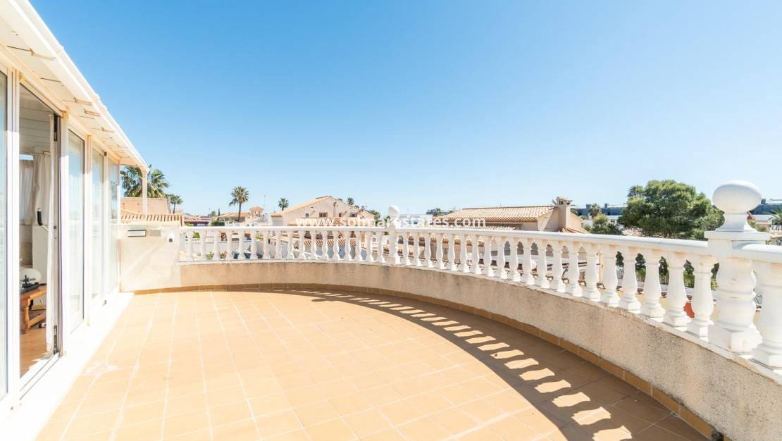 3 soveværelse Villa til salg i Playa Flamenca med swimmingpool - € 640.000 (Ref: 9778416)