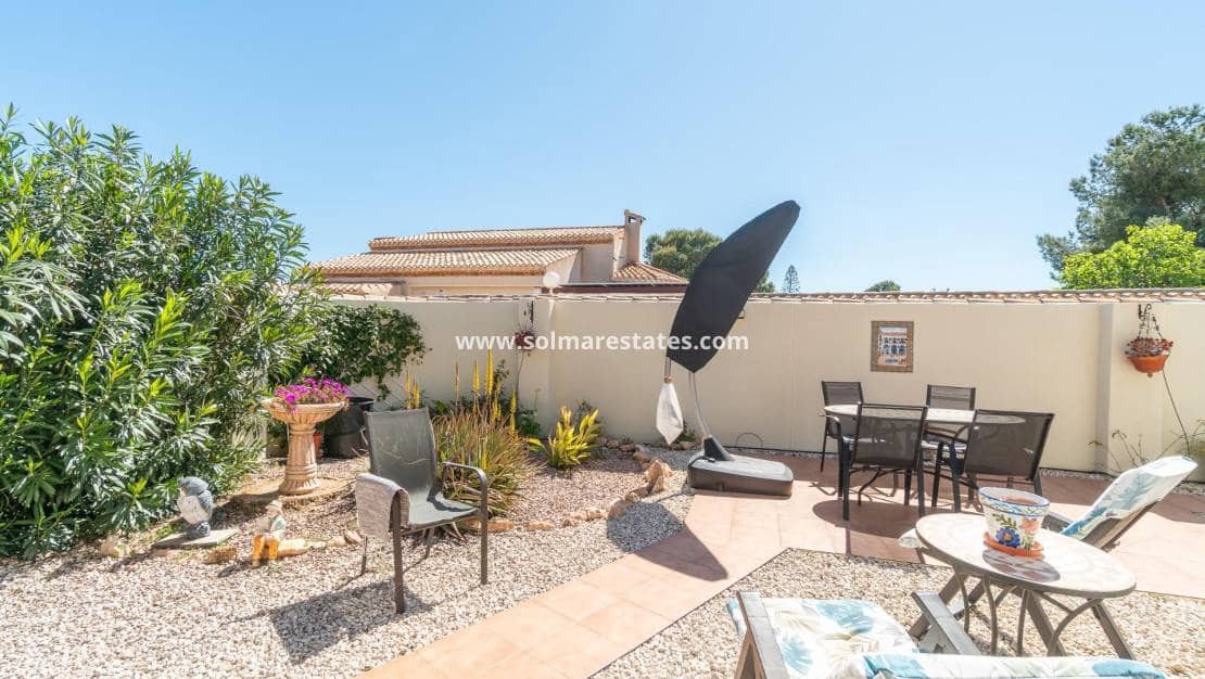 3 soveværelse Villa til salg i Playa Flamenca med swimmingpool - € 640.000 (Ref: 9778416)