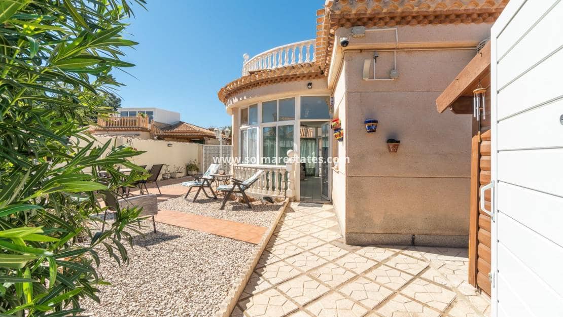 3 soveværelse Villa til salg i Playa Flamenca med swimmingpool - € 640.000 (Ref: 9778416)