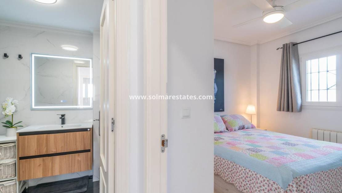 3 chambre Villa/Maison Semi-Mitoyenne à vendre à Playa Flamenca avec piscine - 279 000 € (Ref: 9778421)