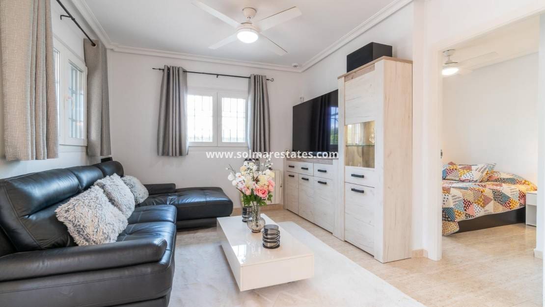 3 chambre Villa/Maison Semi-Mitoyenne à vendre à Playa Flamenca avec piscine - 279 000 € (Ref: 9778421)