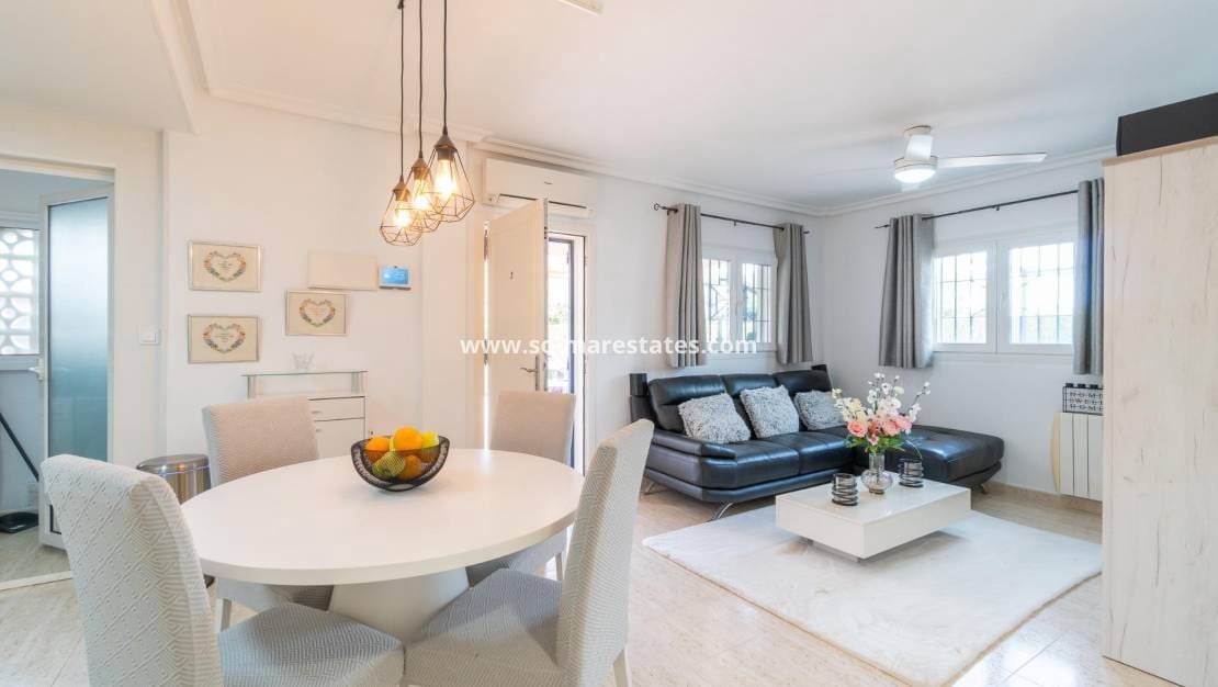 3 chambre Villa/Maison Semi-Mitoyenne à vendre à Playa Flamenca avec piscine - 279 000 € (Ref: 9778421)