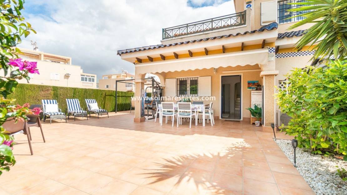 3 chambre Villa/Maison Semi-Mitoyenne à vendre à Playa Flamenca avec piscine - 279 000 € (Ref: 9778421)