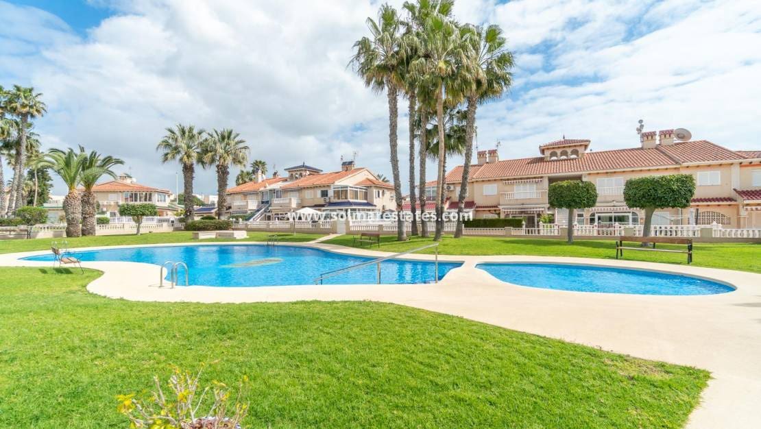 3 chambre Villa/Maison Semi-Mitoyenne à vendre à Playa Flamenca avec piscine - 279 000 € (Ref: 9778421)