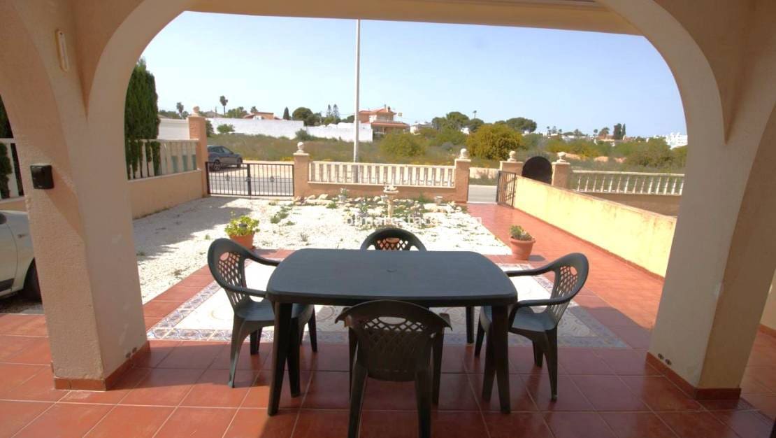 2 sovrum Hus till salu i Cabo Roig med pool - 205 000 € (Ref: 9781099)