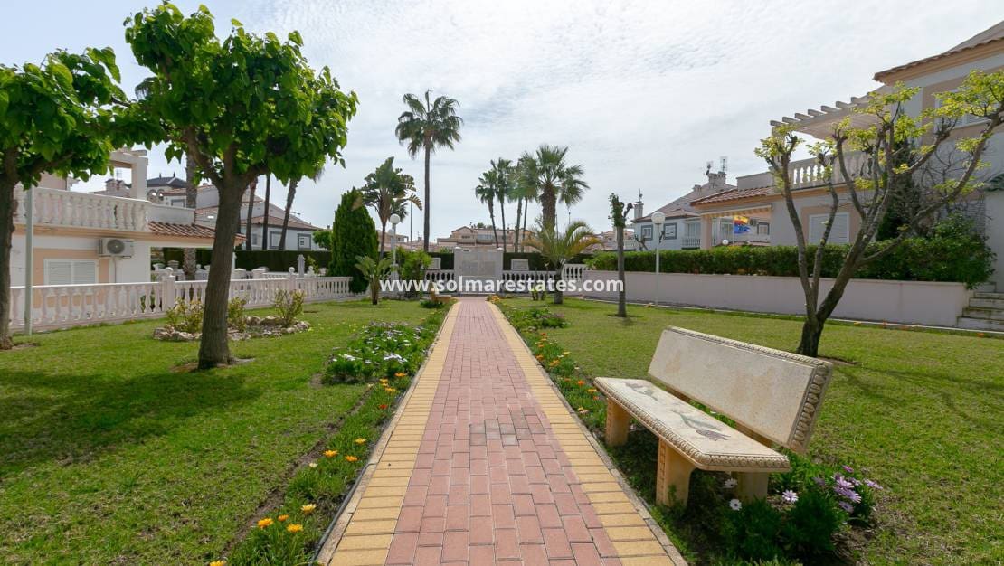 3 soveværelse Lejlighed til salg i Playa Flamenca med swimmingpool - € 199.000 (Ref: 9784452)