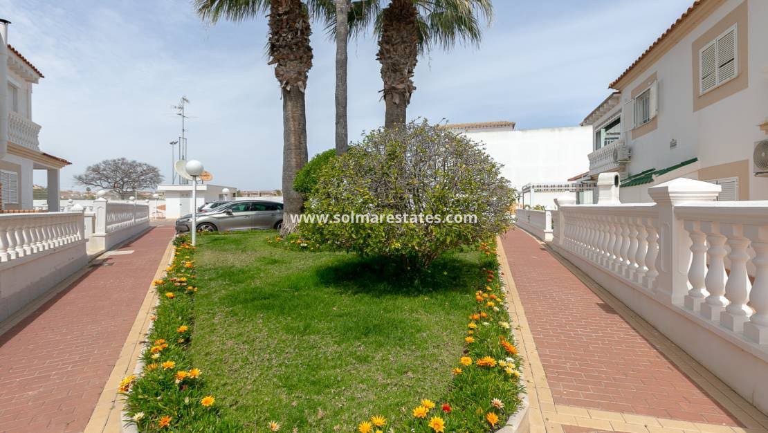 3 soveværelse Lejlighed til salg i Playa Flamenca med swimmingpool - € 199.000 (Ref: 9784452)