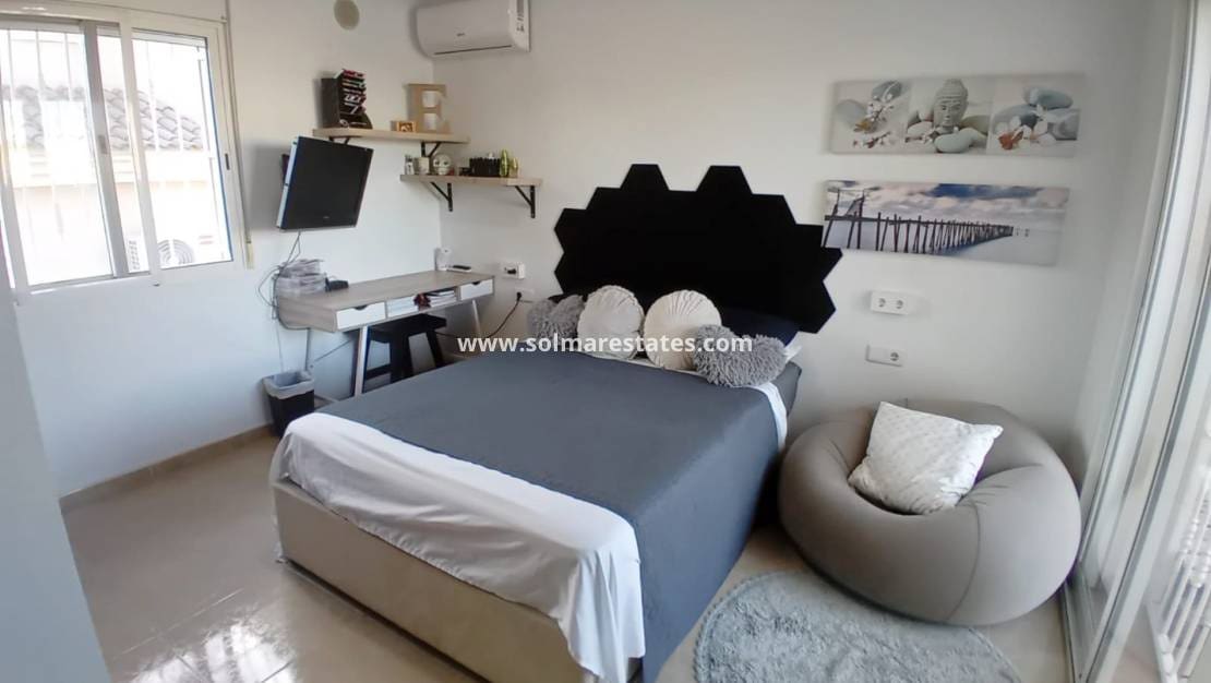 Chalet de 4 habitaciones en Doña Pepa en venta con piscina - 395.000 € (Ref: 9787555)