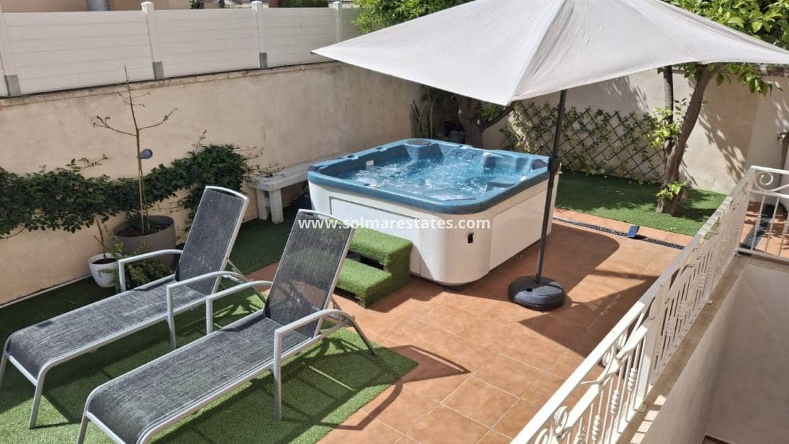 Chalet de 4 habitaciones en Doña Pepa en venta con piscina - 395.000 € (Ref: 9787555)