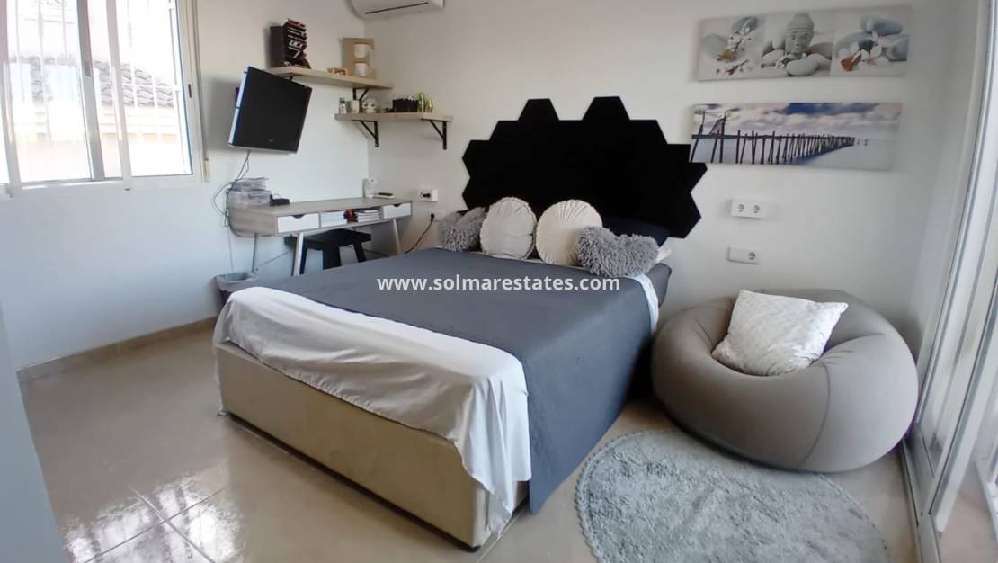 Chalet de 4 habitaciones en Doña Pepa en venta con piscina - 395.000 € (Ref: 9787555)