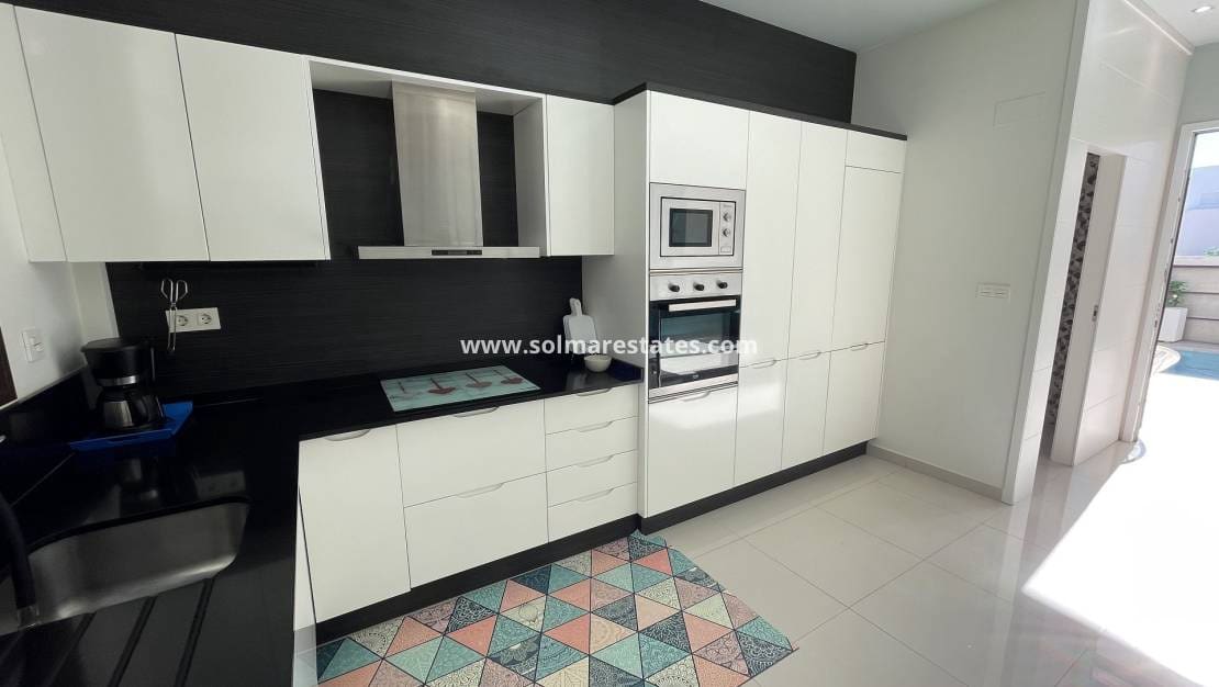 2 bedroom Semi-detached Villa for sale in Villamartin with pool - € 299,000 (Ref: 9788765)