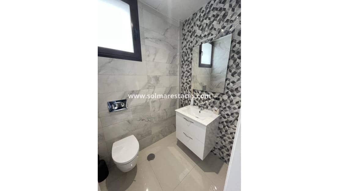 2 bedroom Semi-detached Villa for sale in Villamartin with pool - € 299,000 (Ref: 9788765)