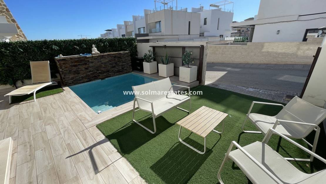 2 bedroom Semi-detached Villa for sale in Villamartin with pool - € 299,000 (Ref: 9788765)