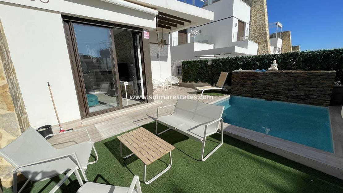 2 bedroom Semi-detached Villa for sale in Villamartin with pool - € 299,000 (Ref: 9788765)