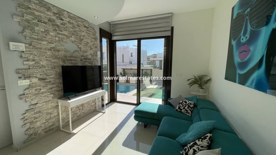 2 bedroom Semi-detached Villa for sale in Villamartin with pool - € 299,000 (Ref: 9788765)