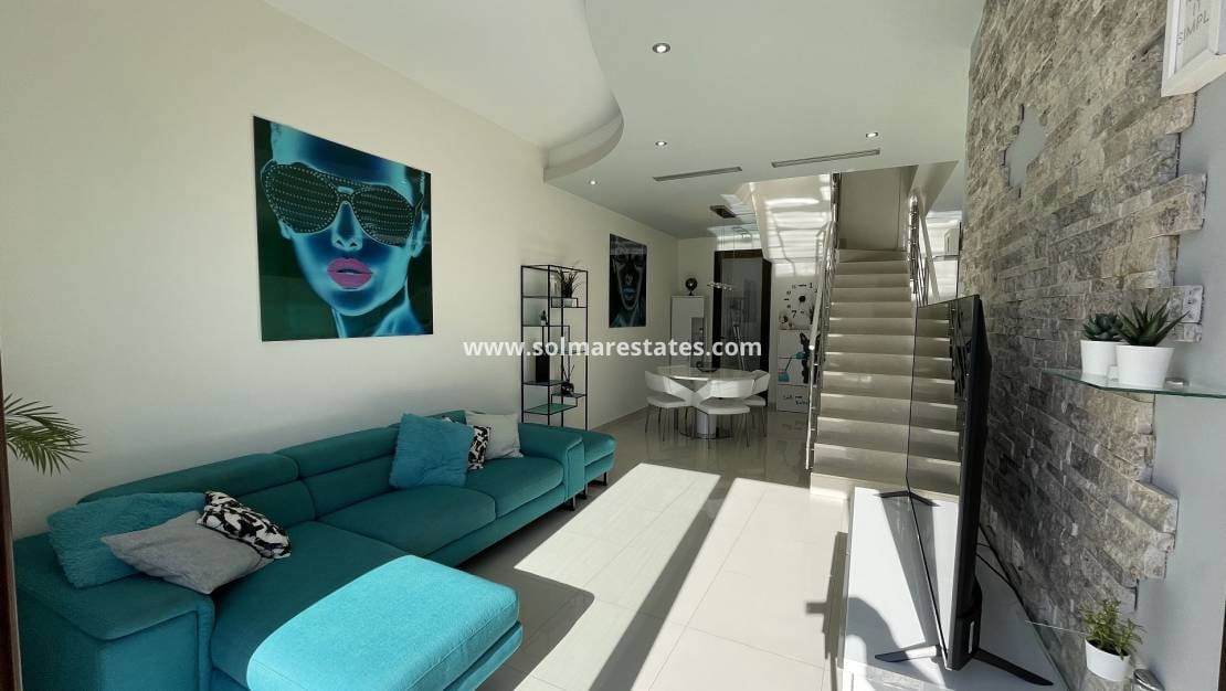 2 bedroom Semi-detached Villa for sale in Villamartin with pool - € 299,000 (Ref: 9788765)