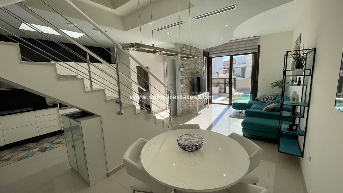 2 bedroom Semi-detached Villa for sale in Villamartin with pool - € 299,000 (Ref: 9788765)