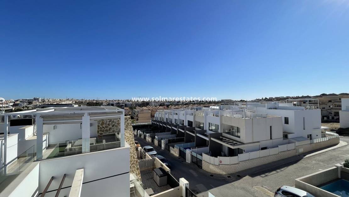 2 bedroom Semi-detached Villa for sale in Villamartin with pool - € 299,000 (Ref: 9788765)