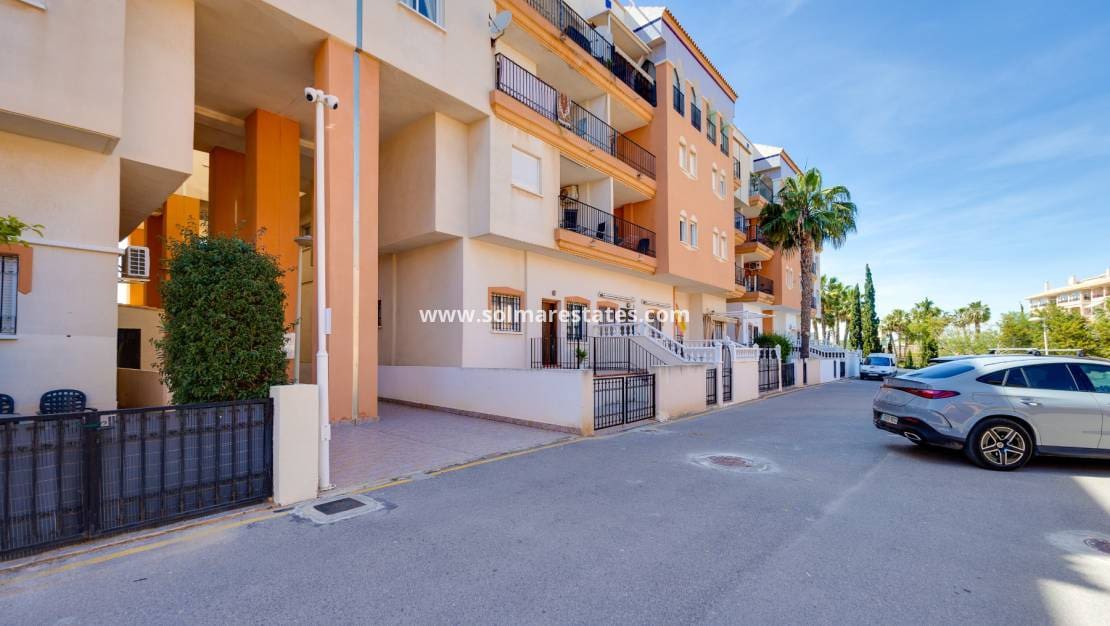 2 chambre Appartement à vendre à Playa Flamenca avec piscine - 129 900 € (Ref: 9789415)