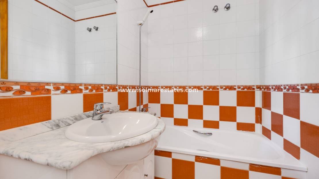 2 chambre Appartement à vendre à Playa Flamenca avec piscine - 129 900 € (Ref: 9789415)