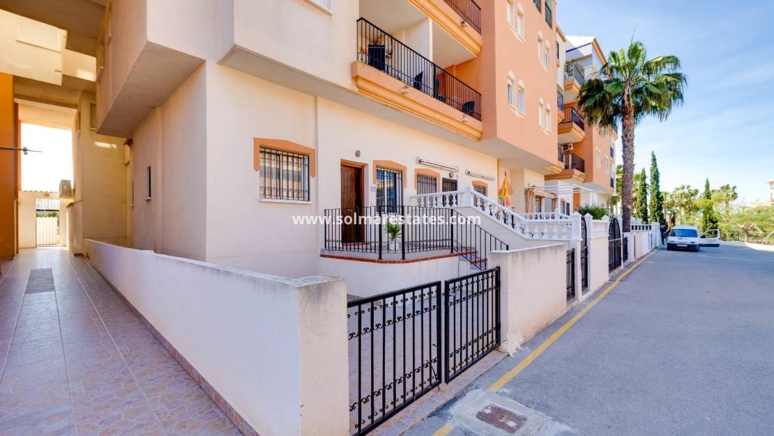 2 chambre Appartement à vendre à Playa Flamenca avec piscine - 129 900 € (Ref: 9789415)