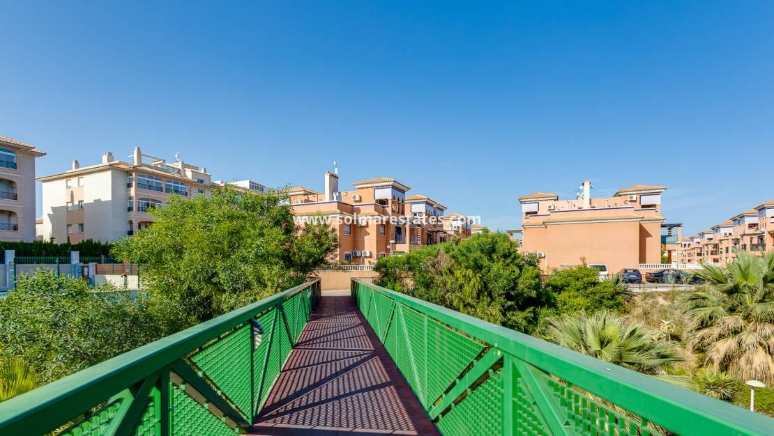 2 chambre Appartement à vendre à Playa Flamenca avec piscine - 129 900 € (Ref: 9789415)