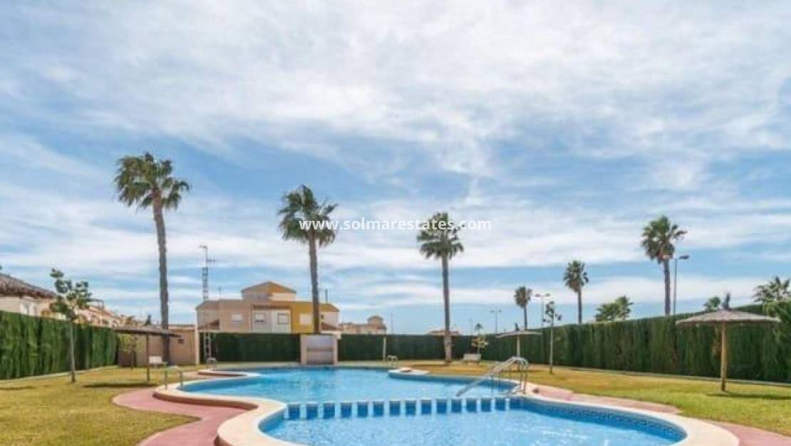 2 sovrum Bungalow till salu i Torrevieja med pool - 168 000 € (Ref: 9789579)