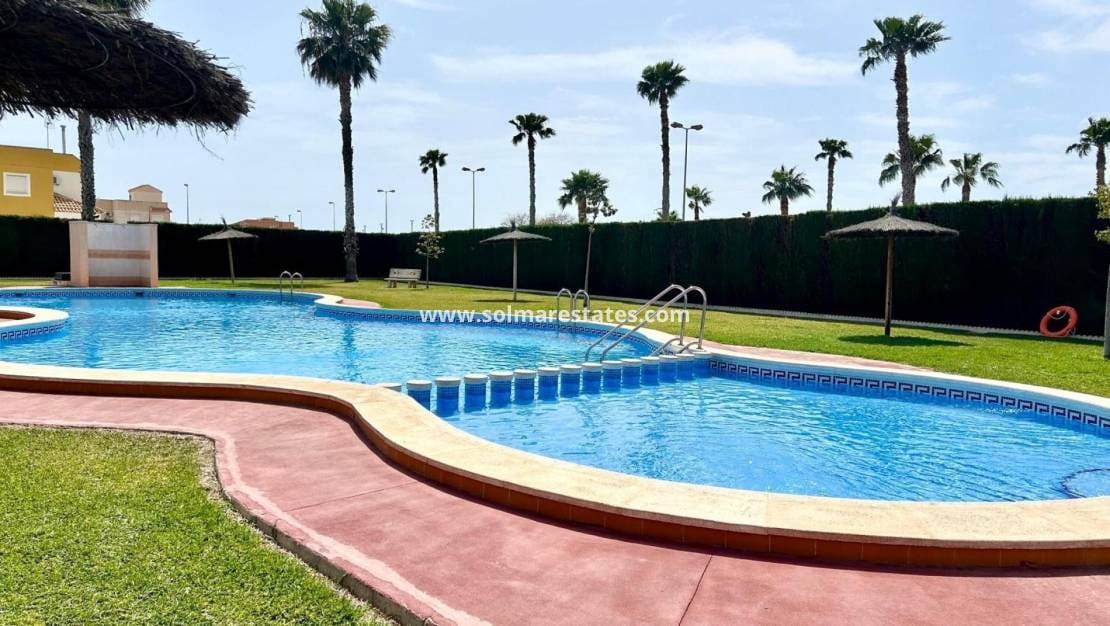 2 sovrum Bungalow till salu i Torrevieja med pool - 168 000 € (Ref: 9789579)