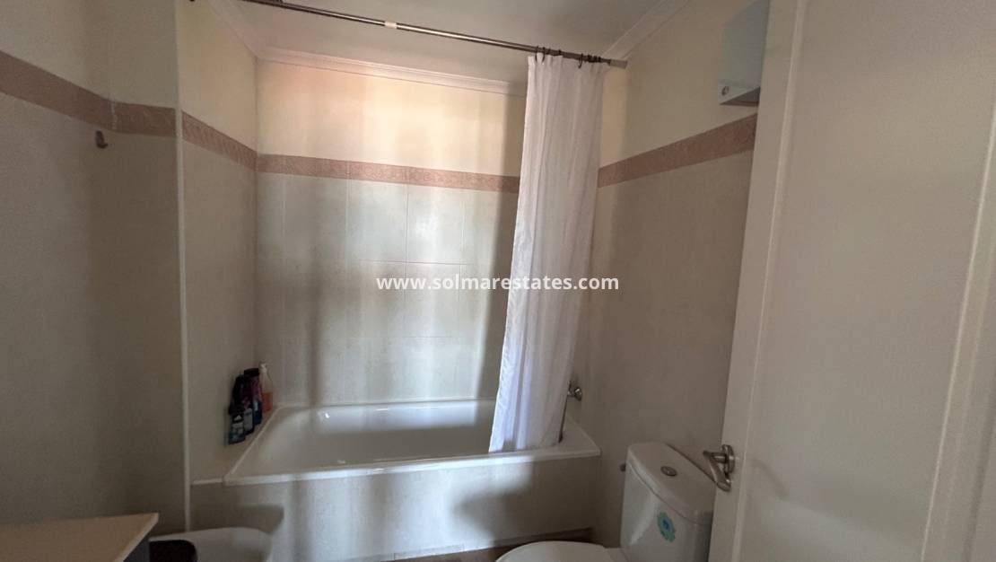 2 slaapkamer Appartement te koop in Jacarilla met zwembad - € 108.000 (Ref: 9789581)