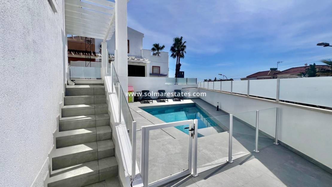 5 bedroom Villa for sale in Villamartin with pool - € 459,000 (Ref: 9789584)