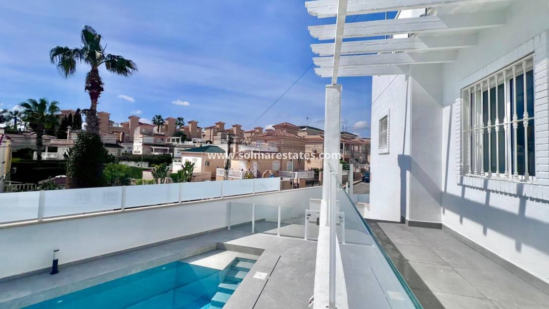 5 bedroom Villa for sale in Villamartin with pool - € 459,000 (Ref: 9789584)