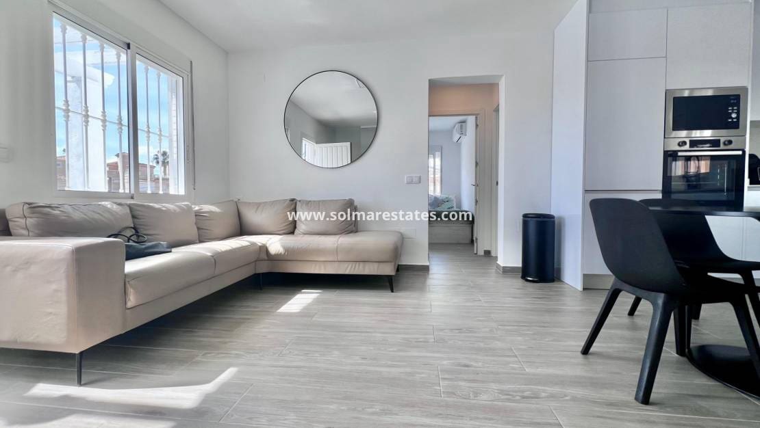 5 bedroom Villa for sale in Villamartin with pool - € 459,000 (Ref: 9789584)