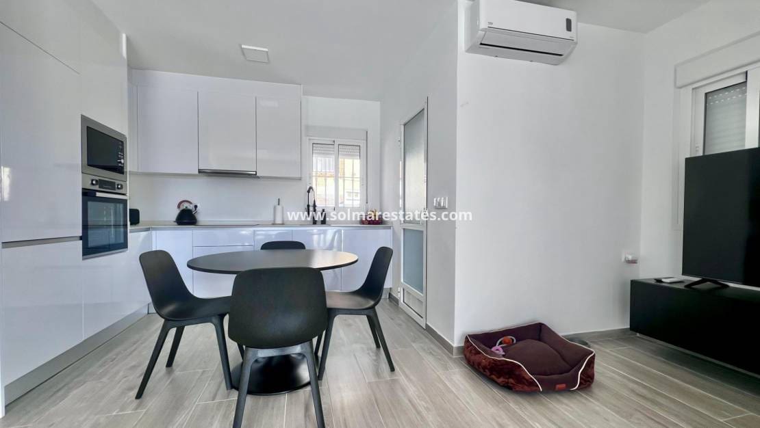 5 bedroom Villa for sale in Villamartin with pool - € 459,000 (Ref: 9789584)